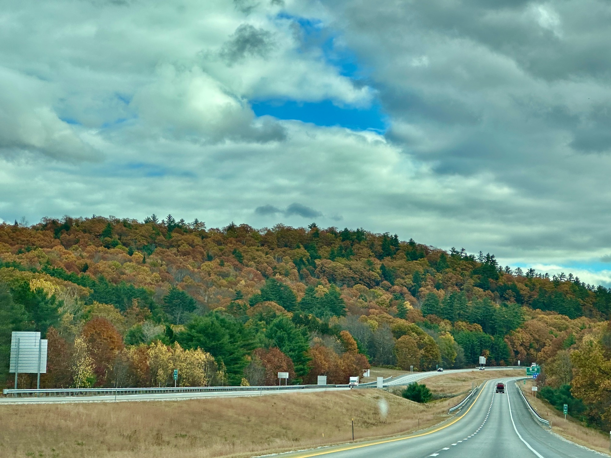 Fall colors on I-95 - New England Fall Colors